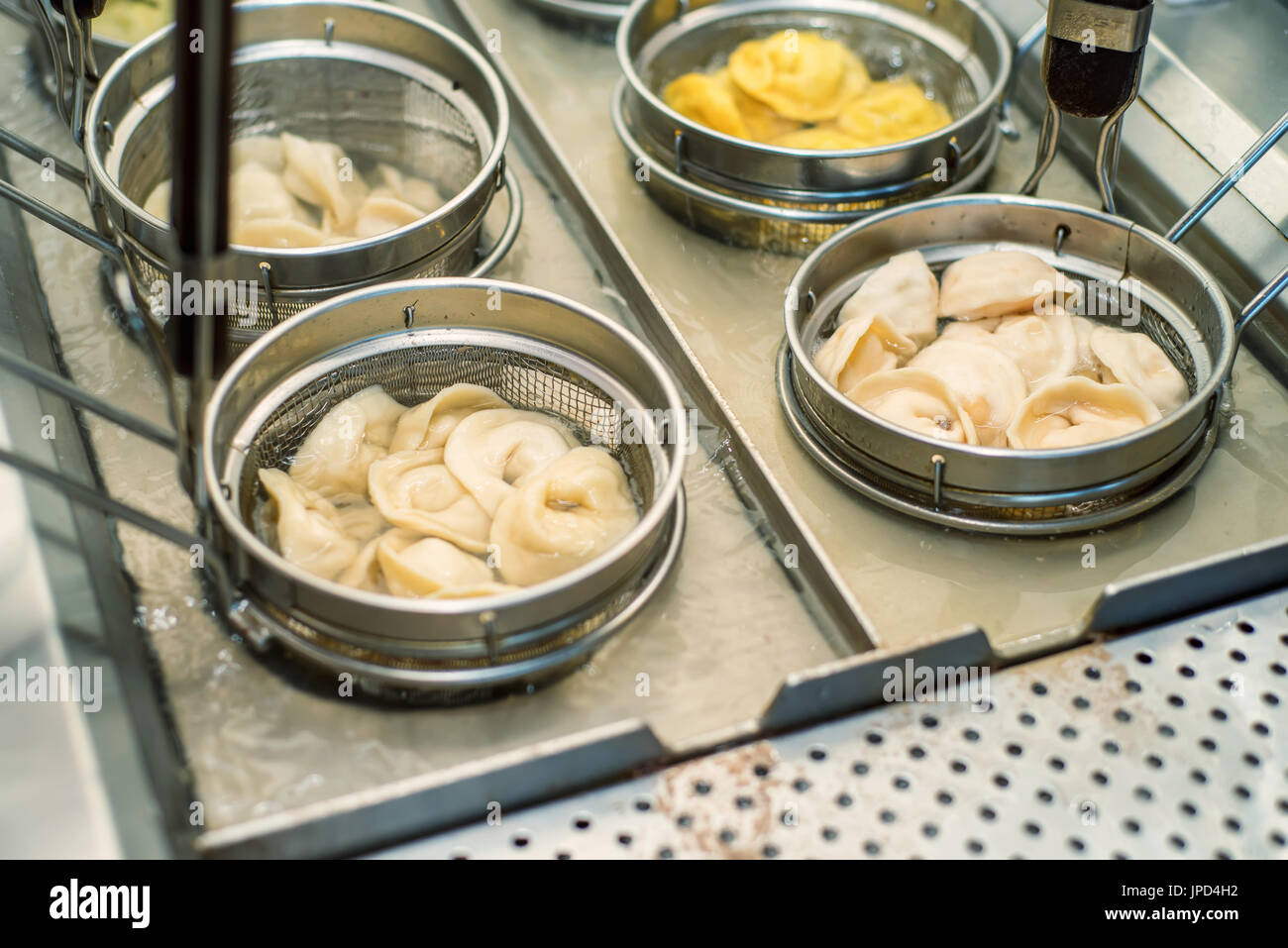 Macchina per la lavorazione di alimenti per gnocchi e dim sum. Industria  alimentare d'affari Foto stock - Alamy