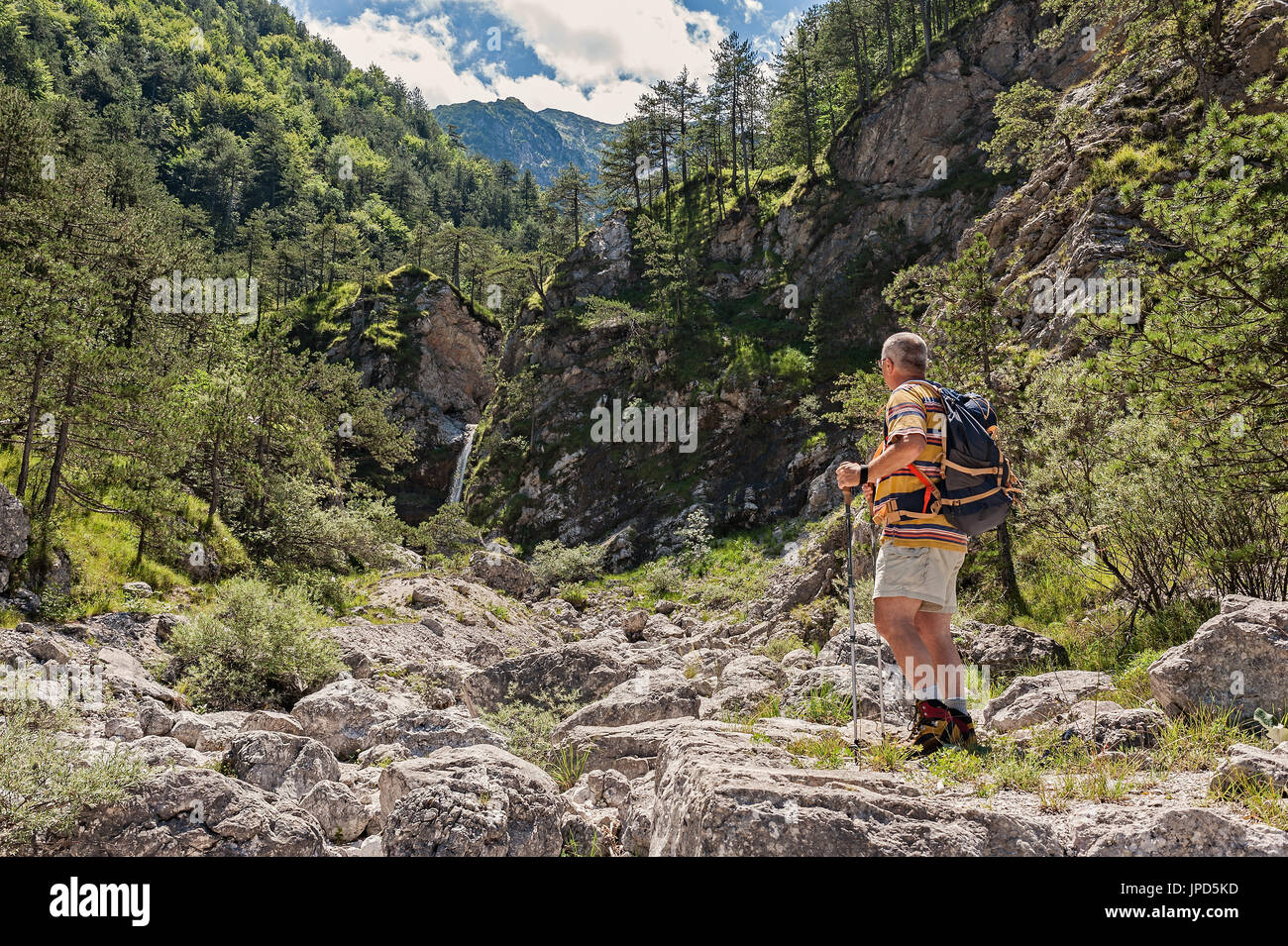 Coppia escursionista circa 60 anni. Trekkink sulle montagne. Attivo il pensionamento. Uno stile di vita sano. Foto Stock