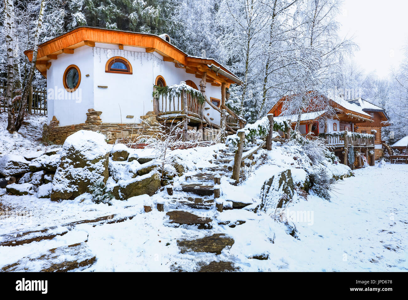 Europa, Repubblica Ceca, Cechia, Oberland, Podlesí, Pohádková vesnička Podlesíčko, fiabesco villaggio con case ispirato diverse favole,snow Foto Stock