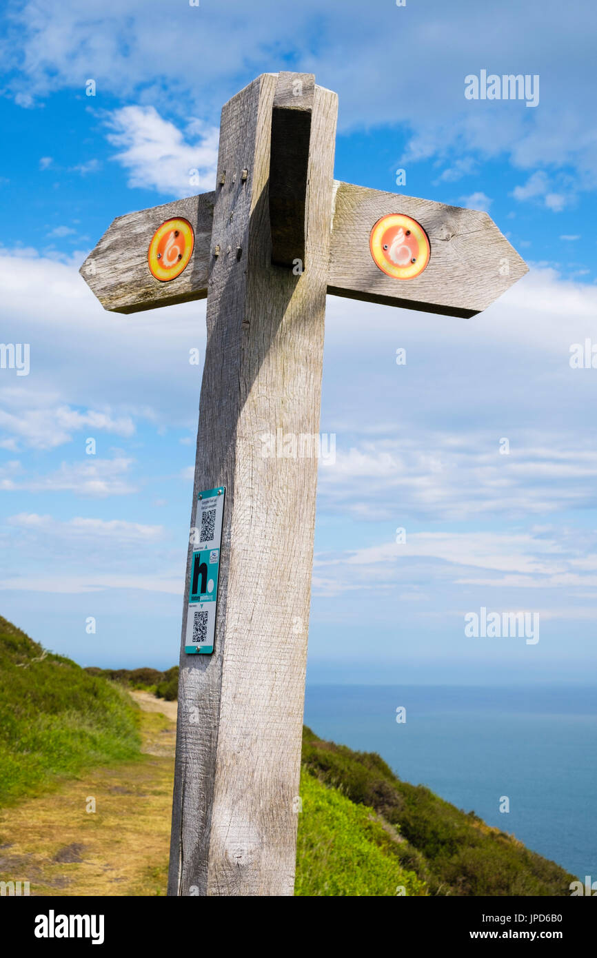 Wales coast Path e di orientamento per i logo con il codice QR o rapido Codice di risposta di etichetta per la storia informazioni su Foel uba nel nord del Galles Snowdonia REGNO UNITO Foto Stock
