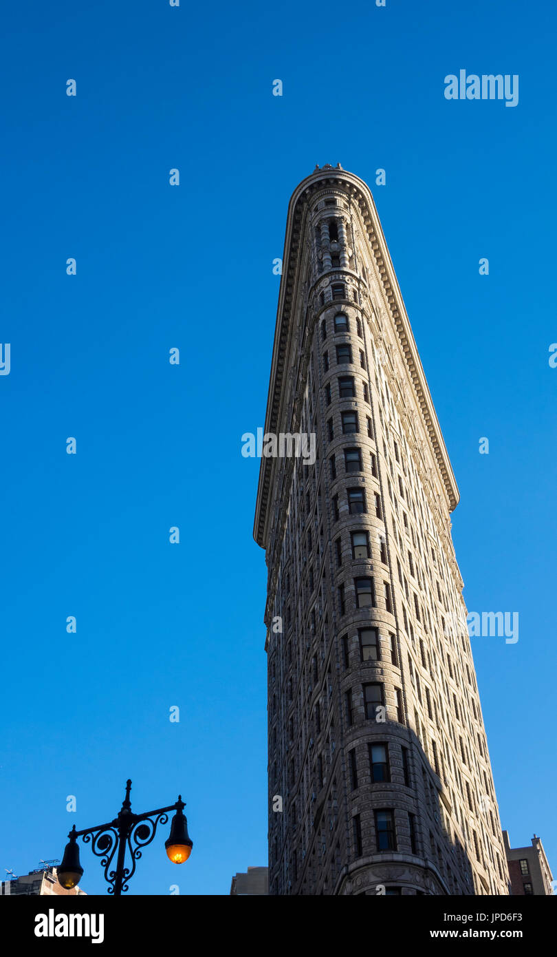 Guardando verso l'alto dalla Quinta Avenue a forma triangolare del Flatiron Building Foto Stock