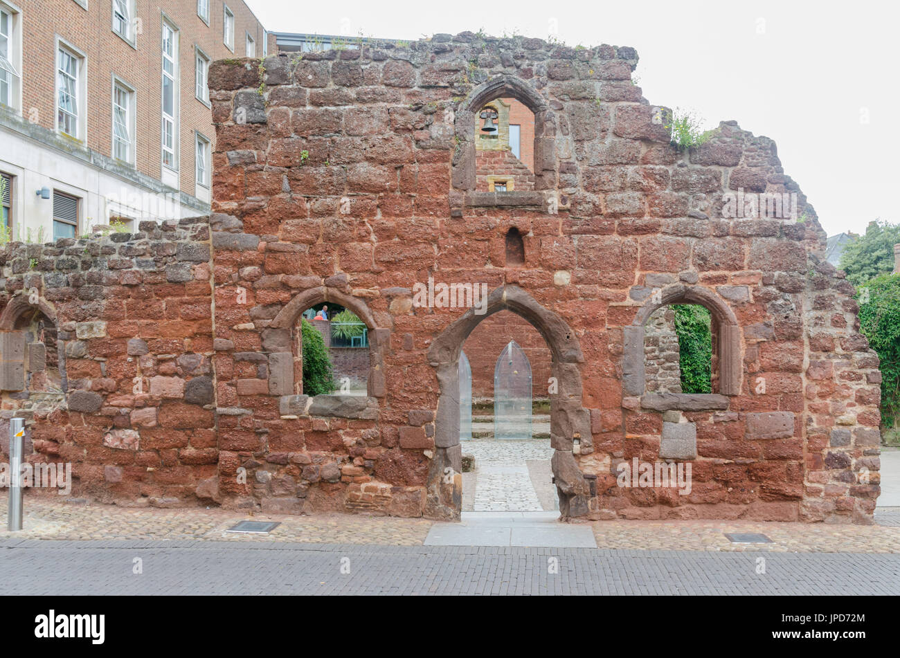 Parte delle mura della città vecchia nel centro storico di Exeter in Devon Foto Stock