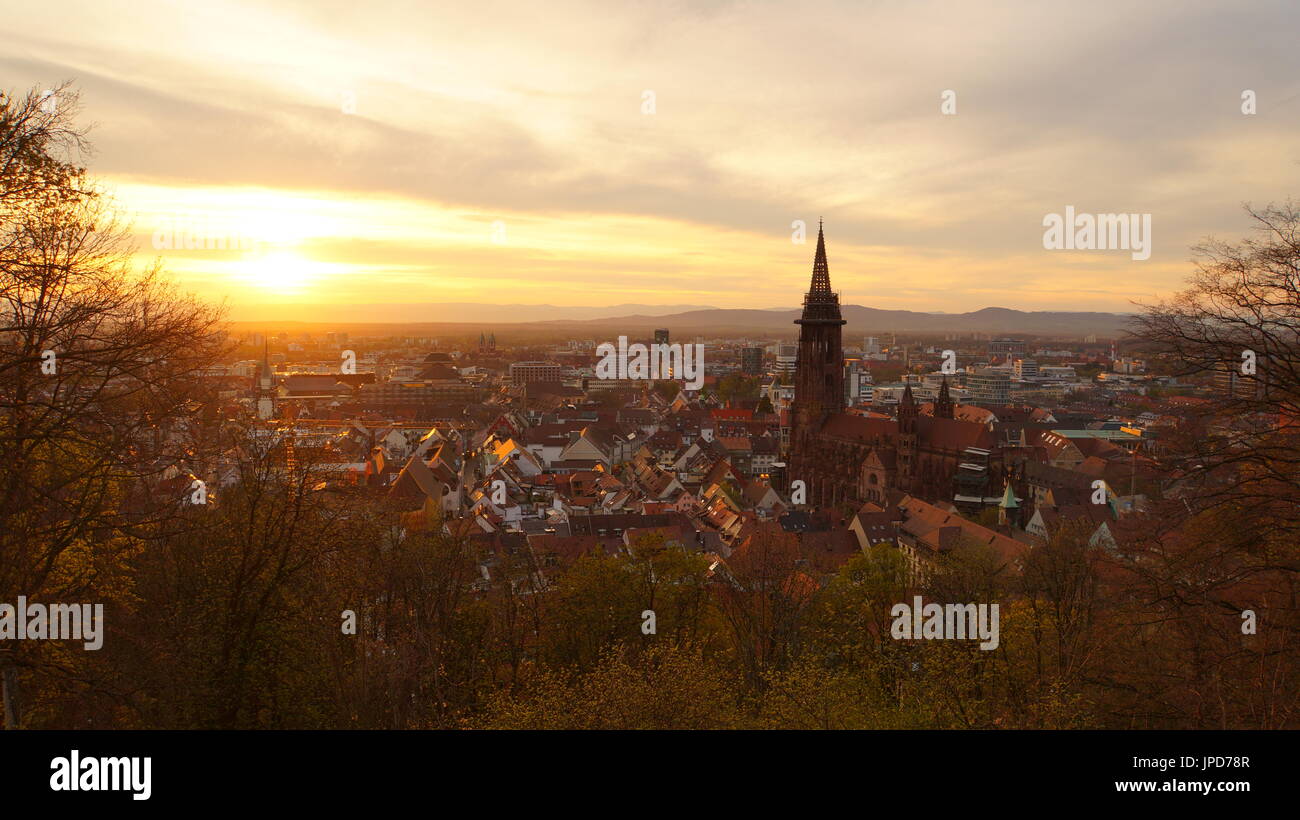 Serata romantica atmosfera sopra la città di Freiburg im Breisgau da Kanonenplatz con bellissima vista sulla città Foto Stock