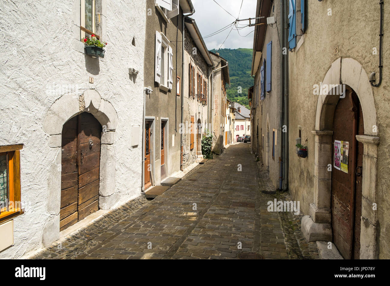 Strada laterale con vecchie case, Laruns, Pyrénées-Atlantiques, Francia. Foto Stock