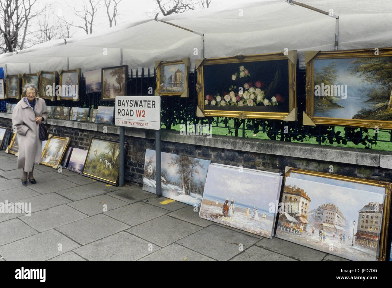 La domenica open-air art show sulle ringhiere dei giardini di Kensington, London, England, Regno Unito Foto Stock