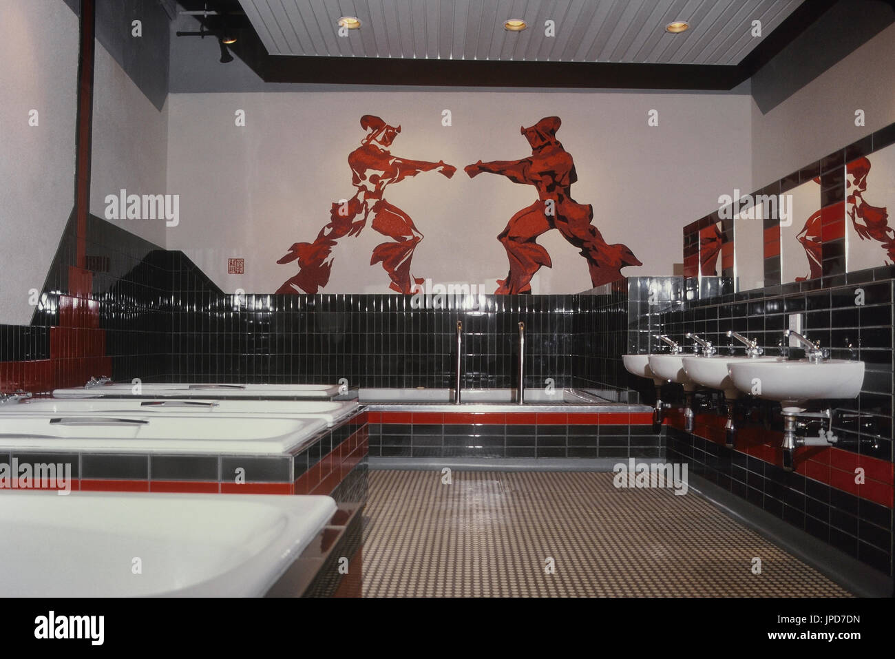 I bagni nel cambiare camera presso il vecchio stadio di Wembley a Londra, Inghilterra, Regno Unito, circa ottanta Foto Stock