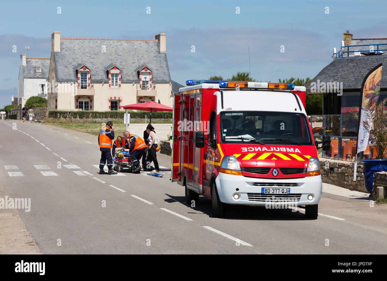 Francia ambulanza - un francese ambulanza di emergenza che frequentano un incidente stradale, Bretagna Francia Europa Foto Stock