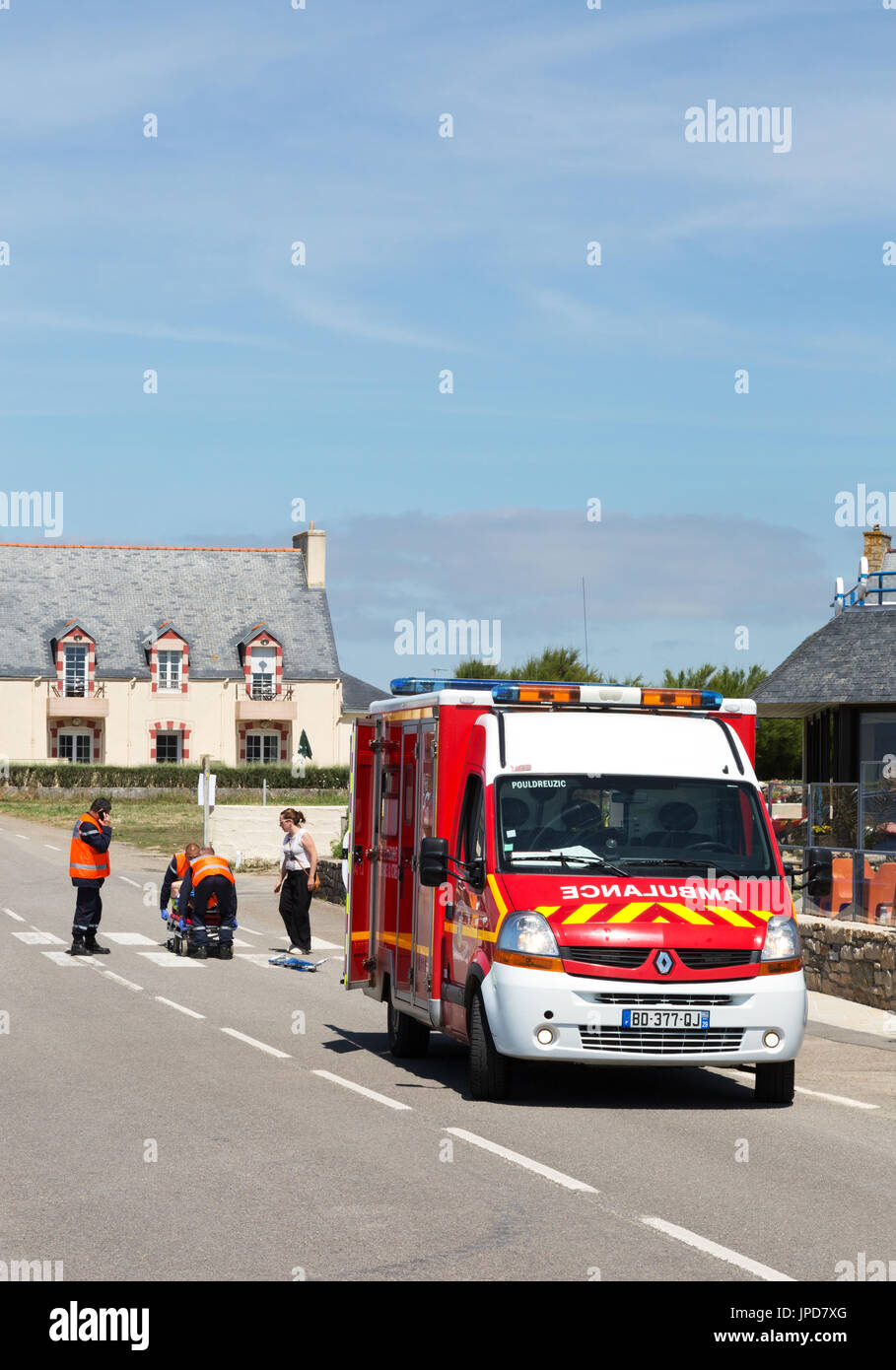 Francia ambulanza - un francese ambulanza di emergenza che frequentano un incidente stradale, Bretagna Francia Europa Foto Stock
