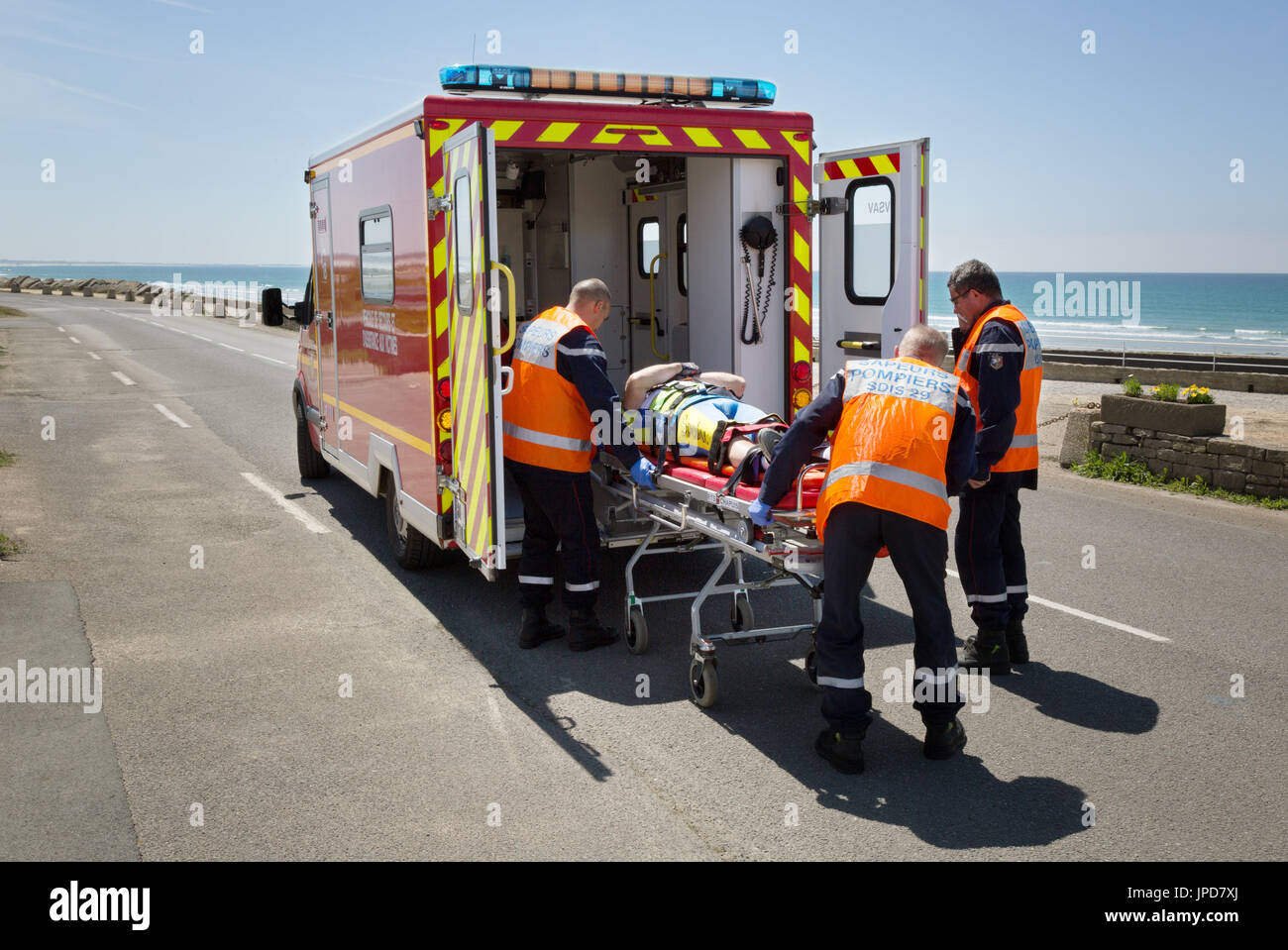 Francia ambulanza - un francese ambulanza di emergenza che frequentano un incidente stradale, Bretagna Francia Europa Foto Stock