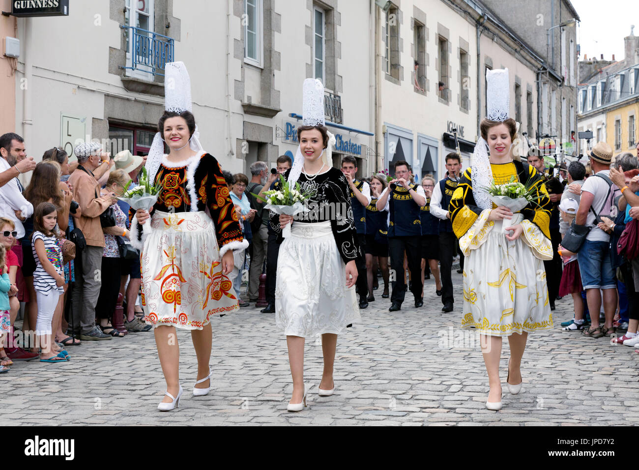 Bretagna Francia - donne in costume tradizionale e cappelli sfilano per le strade di Pont-l'Abbe per la Fete des Brodeuses festival, Bretagna Francia Foto Stock