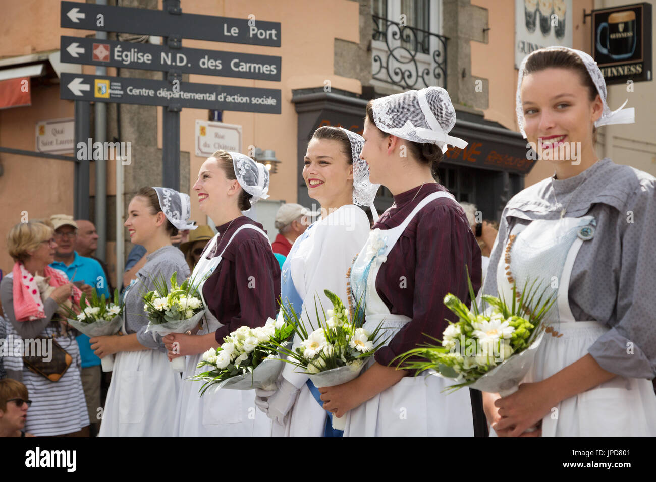 Bretagna Francia - donne in costume tradizionale sfilano per le strade di Pont-l'Abbe per la Fete des Brodeuses, Bretagna Francia Europa Foto Stock