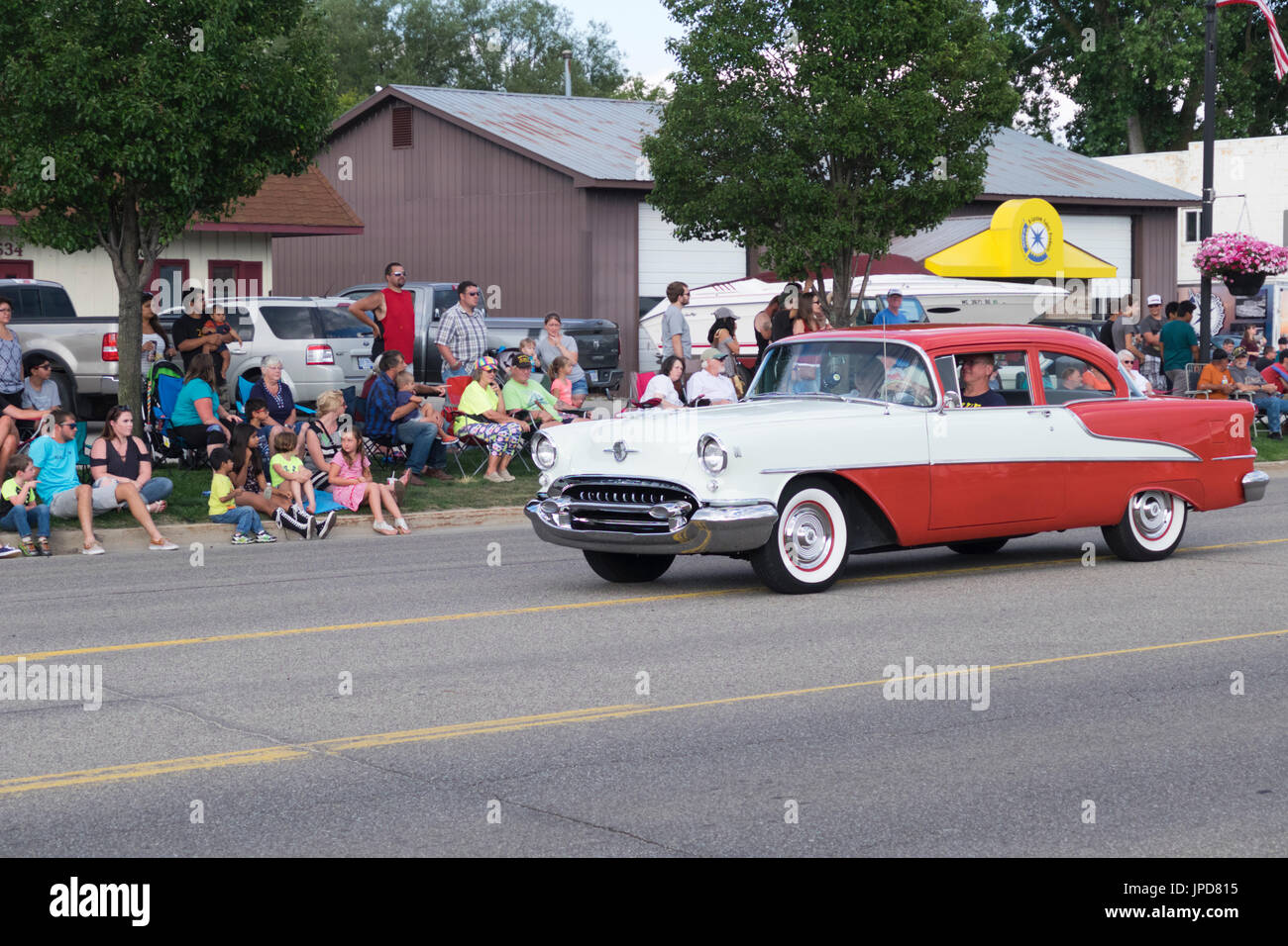 Ripristinato 1955 Oldsmobile 88 partecipa nel 2017 annuale parata Cruz-In per antichi e vintage automobili e camion in Montague, Michigan. Foto Stock