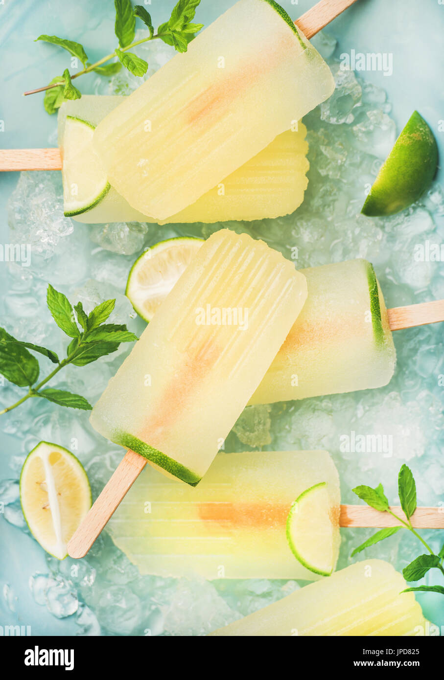 Estate limonata popsicles con calce e scaglie di ghiaccio, vista dall'alto Foto Stock