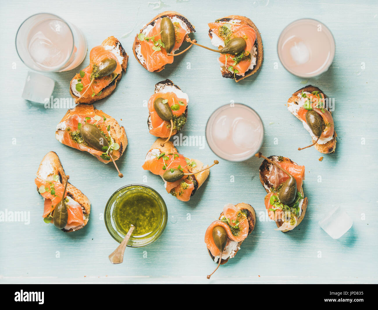 Crostini con salmone affumicato e pompelmo rosa cocktail, flat-lay Foto Stock