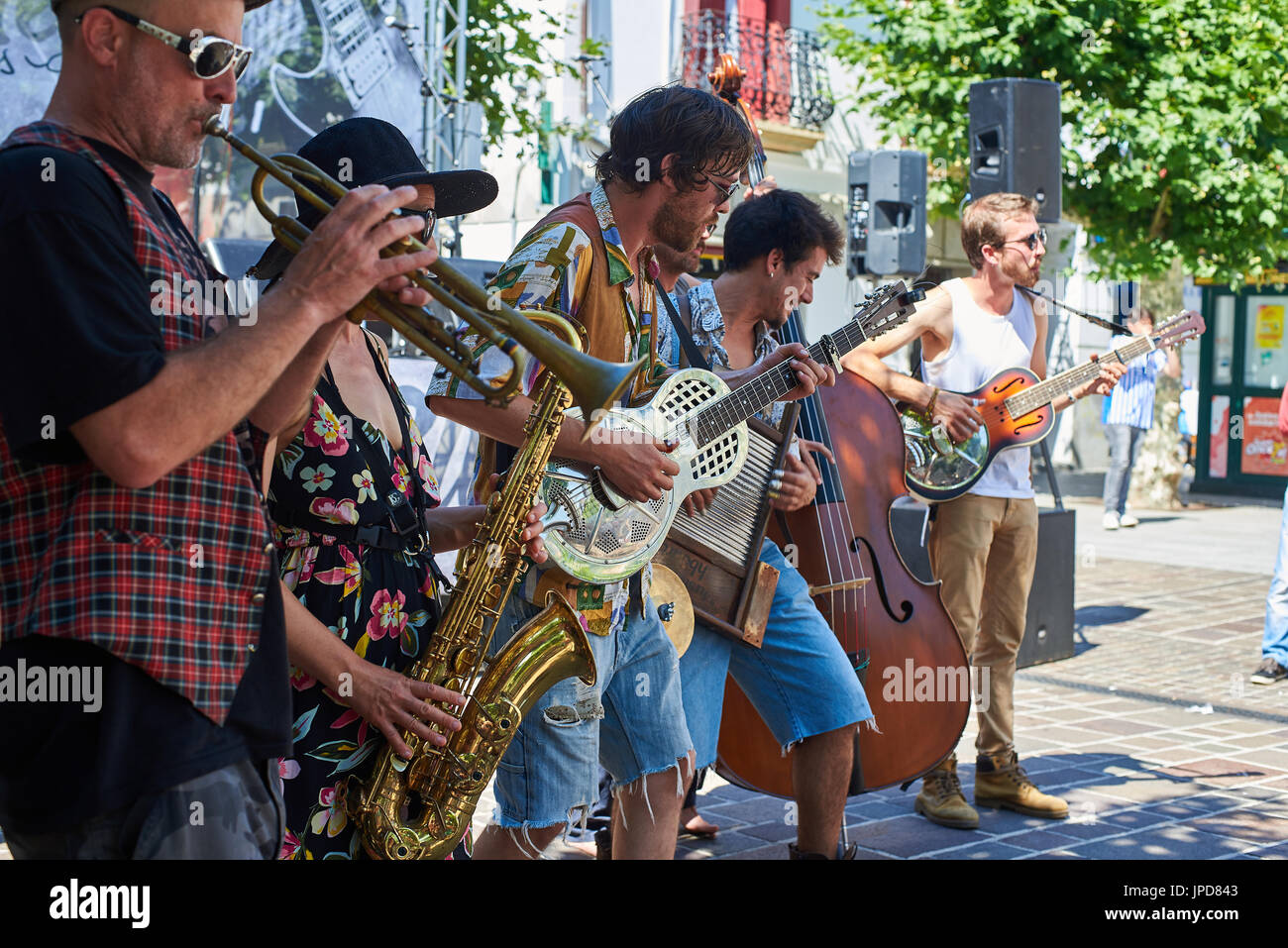 Hondarribia, Spagna - 16 luglio 2017. Una banda di strada in una strada di Hondarribia (Fuenterrabia), in Gipuzkoa, Paesi Baschi, Spagna. Foto Stock