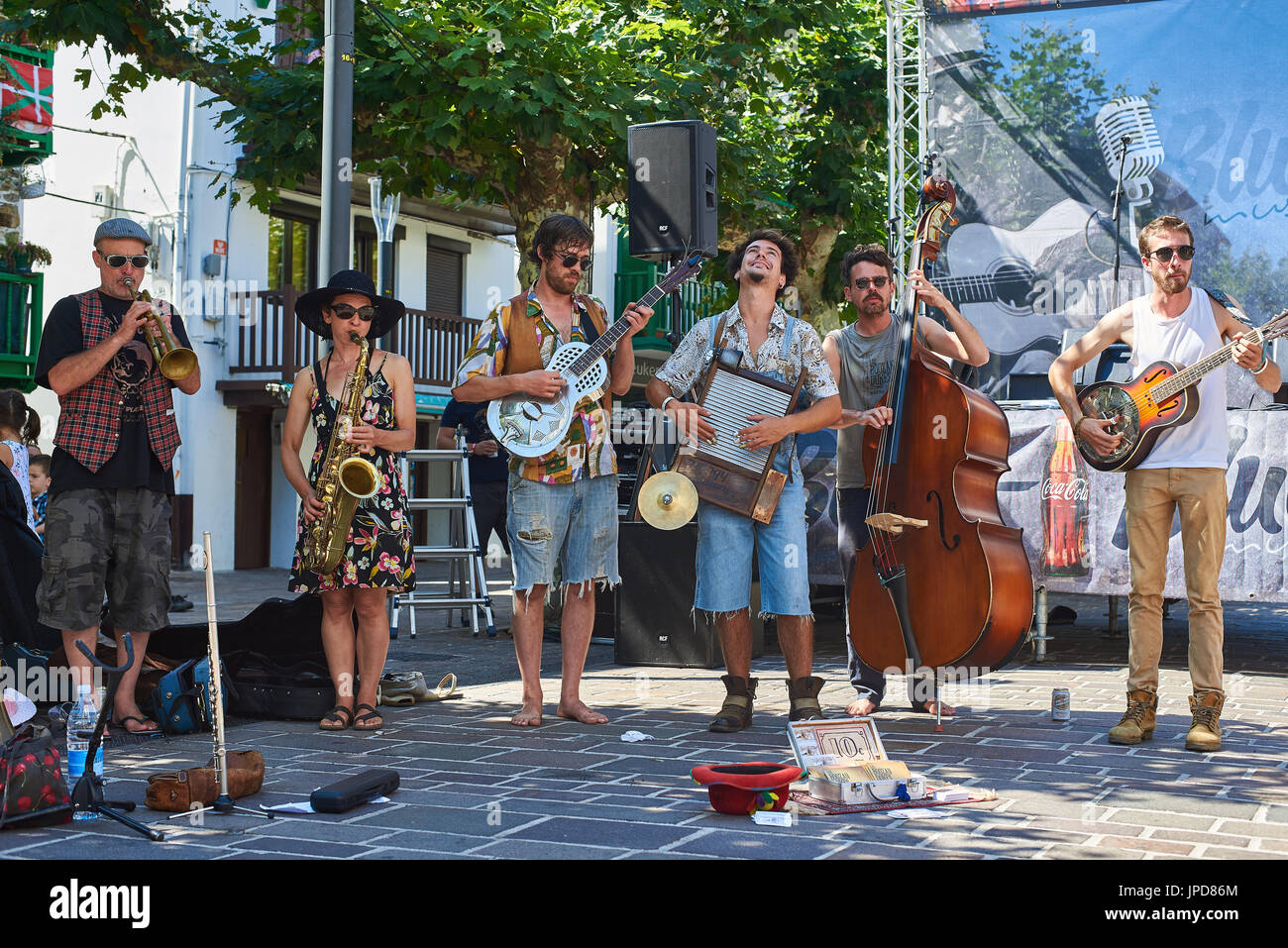 Hondarribia, Spagna - 16 luglio 2017. Una banda di strada in una strada di Hondarribia (Fuenterrabia), in Gipuzkoa, Paesi Baschi, Spagna. Foto Stock