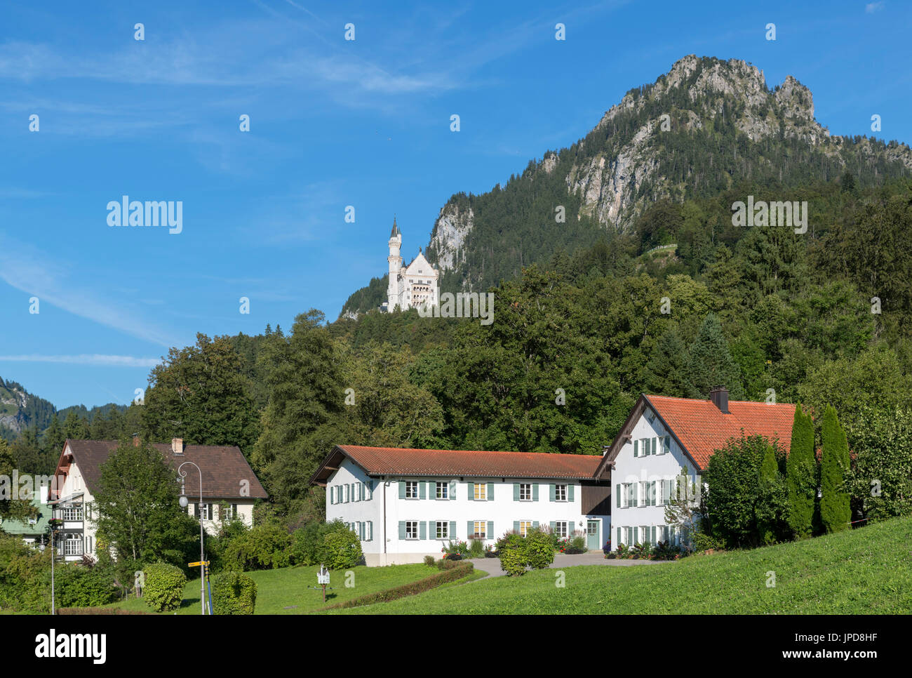 Il Castello di Neuschwanstein (Schloss Neuschwanstein) dal centro del villaggio, Hohenschwangau, Germania Foto Stock