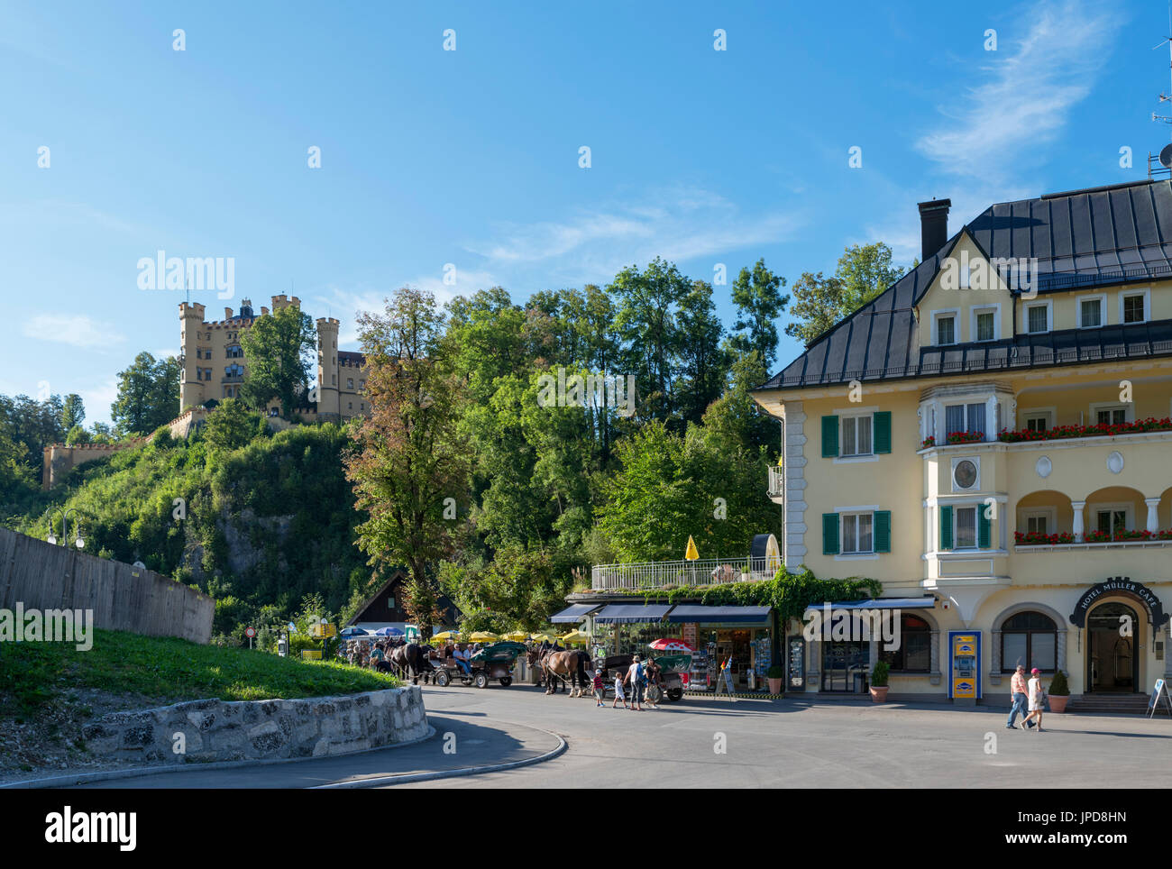 Il centro del villaggio che guarda verso il Castello di Hohenschwangau, Hohenschwangau, Germania Foto Stock