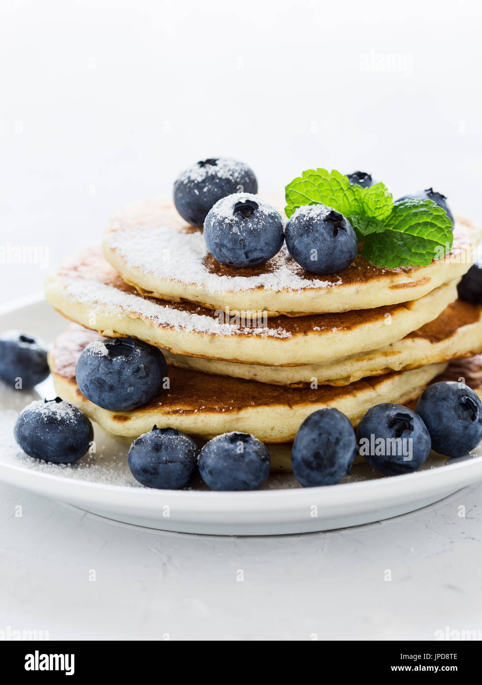 Mirtillo latticello frittelle sulla piastra bianca e sana prima colazione Foto Stock
