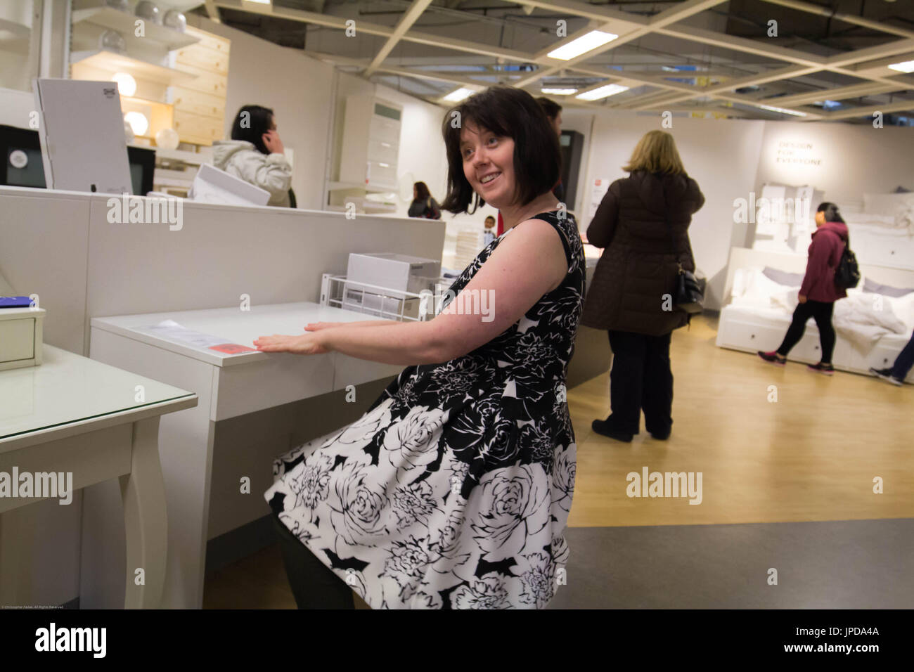 Bella Signora shopping per una scrivania. Foto Stock