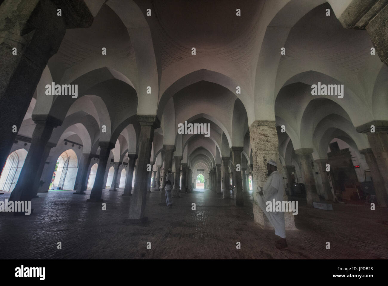 Interno dell'UNESCO Shait Gumbad sessanta moschea a cupola, Bagerhat, Bangladesh Foto Stock