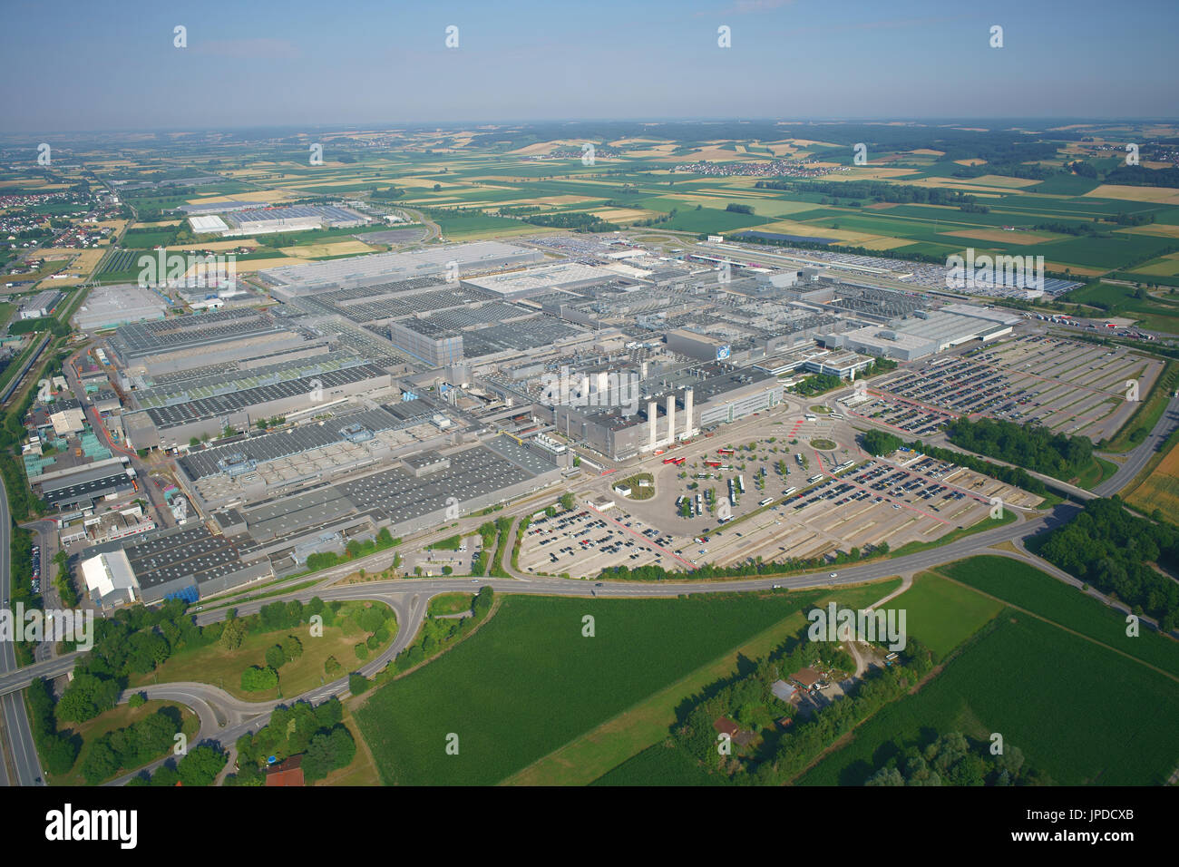 VISTA AEREA. Mega fabbrica con una produzione annuale di 340.000 automobili (nel 2015). Stabilimento BMW Group Dingolfing, Baviera, Germania. Foto Stock
