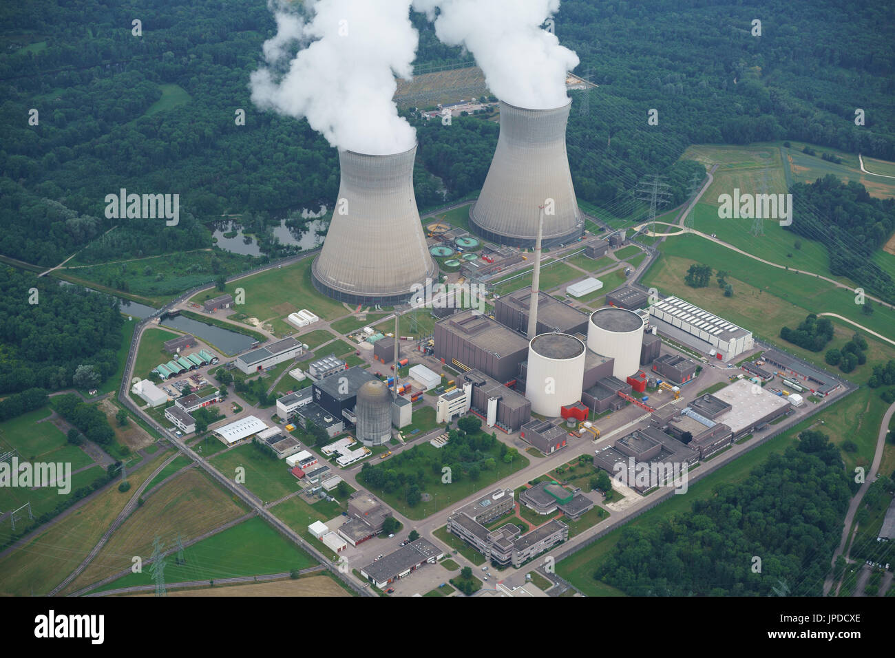 VISTA AEREA. Centrale nucleare di Gundremmingen. Distretto di Günzburg, Baviera, Germania. Foto Stock