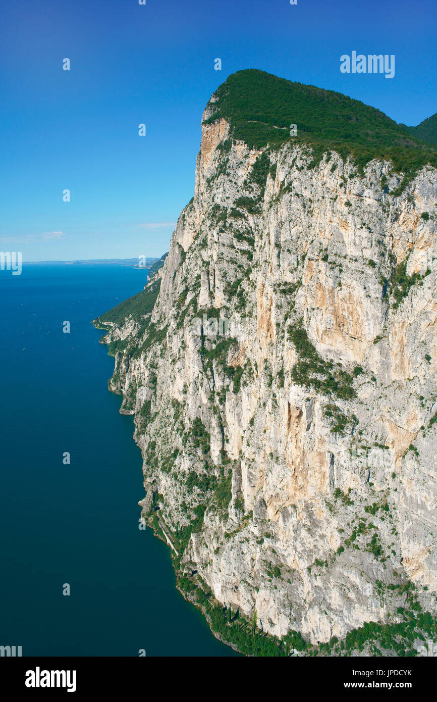VISTA AEREA. Monte Castello (779m asl) con la sua generosa caduta verticale sul Lago di Garda (65m asl). Tignale, Provincia di Brescia, Lombardia, Italia. Foto Stock