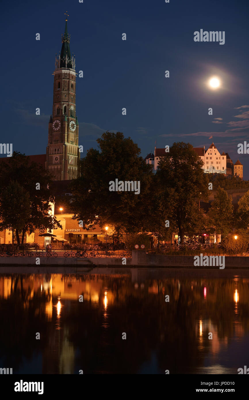 Chiesa di San Martino riflessa nel fiume Isar, è la chiesa più alta del mondo fatta di mattoni (altezza: 130 metri). Landshut, Baviera, Germania. Foto Stock