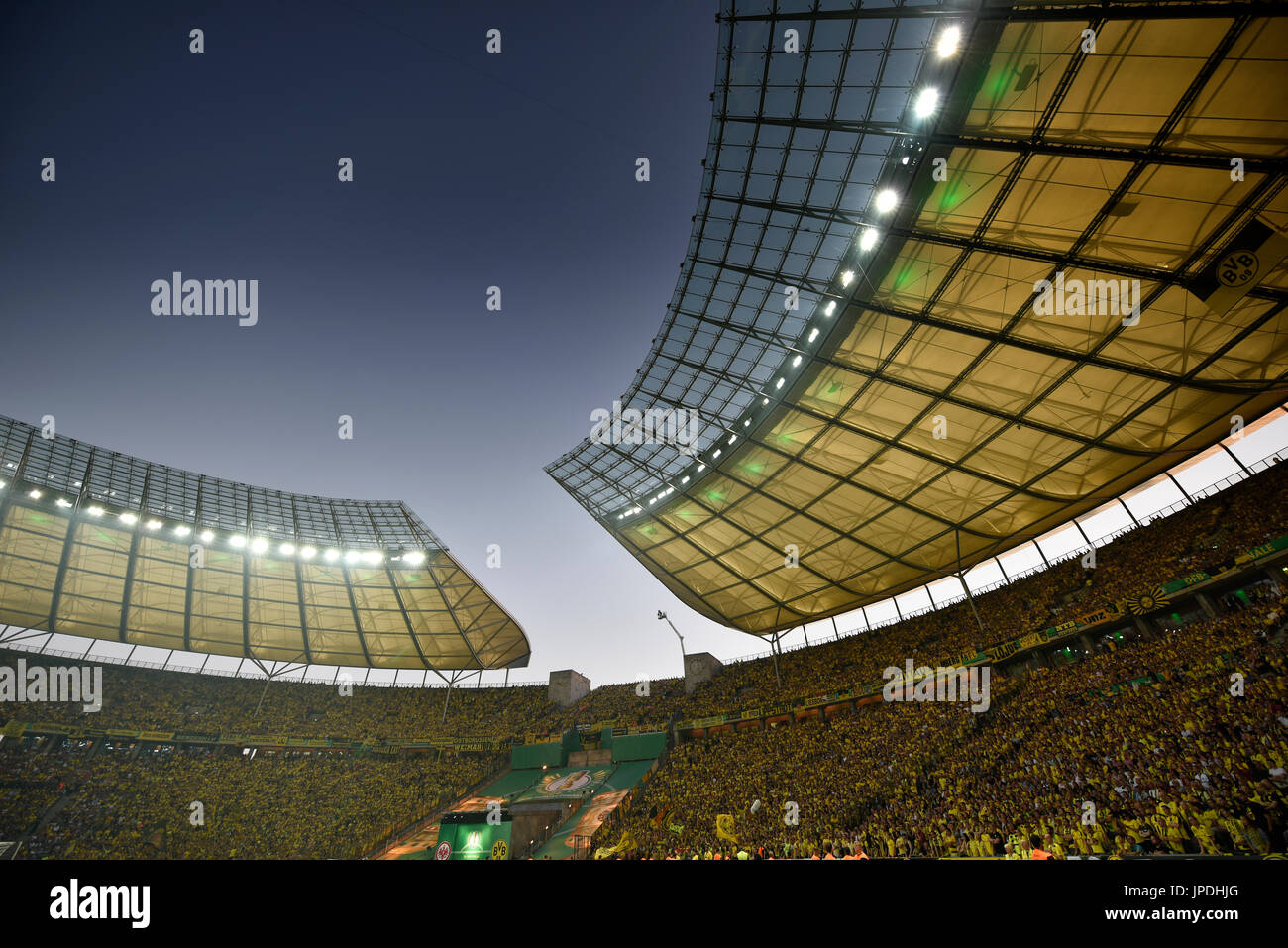 Dortmund sezione della ventola, blu ora, DFB-Pokalfinale, Olympiastadion Berlino, Germania Foto Stock