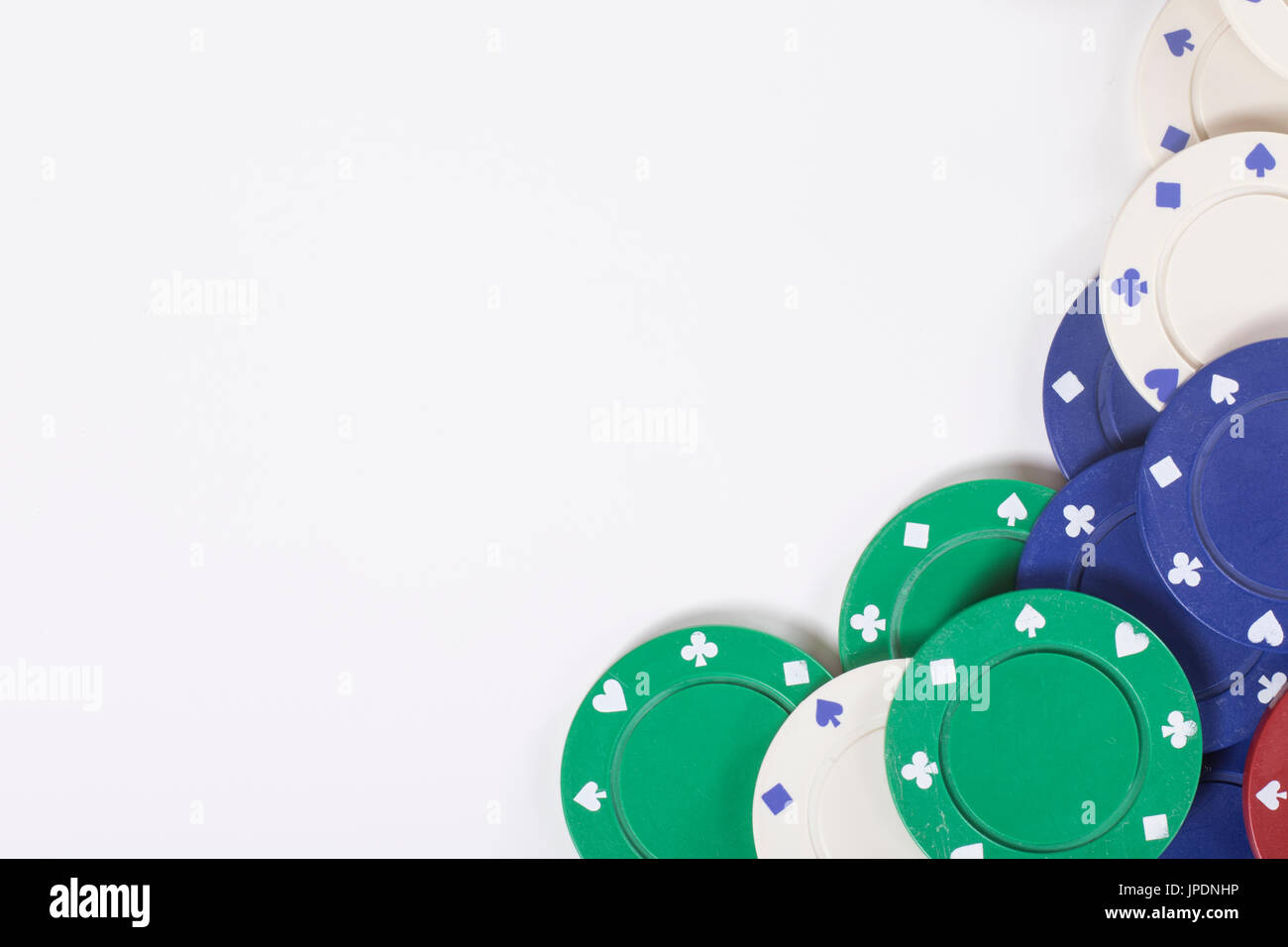Pila di coloratissimi casino chip in un angolo confine con diverse denominazioni isolato su bianco con copia spazio in un concetto di gioco d'azzardo Foto Stock