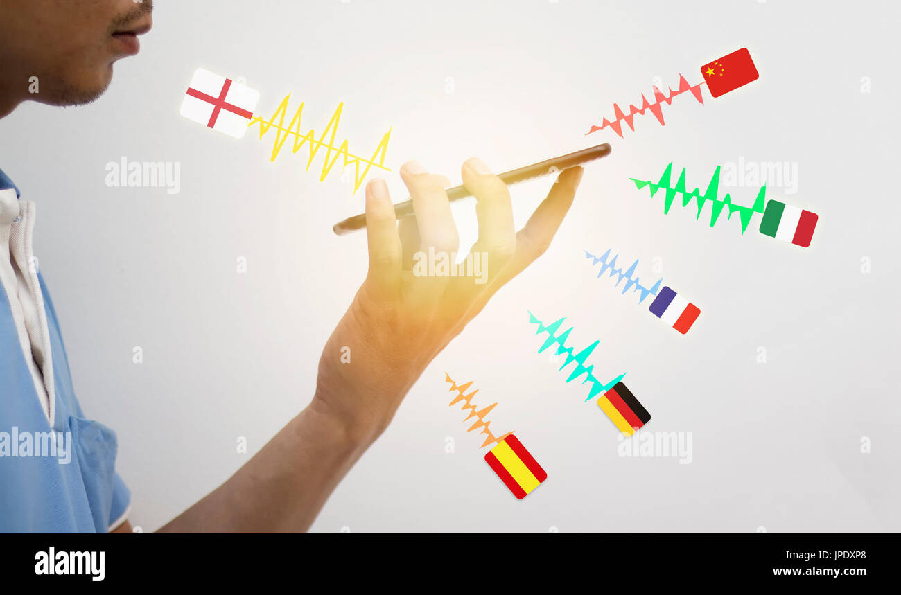 Iot, internet delle cose, la tecnologia di traduzione concetto, l'uomo con smart phone e usare il comando vocale per tradurre dalla lingua inglese transl Foto Stock