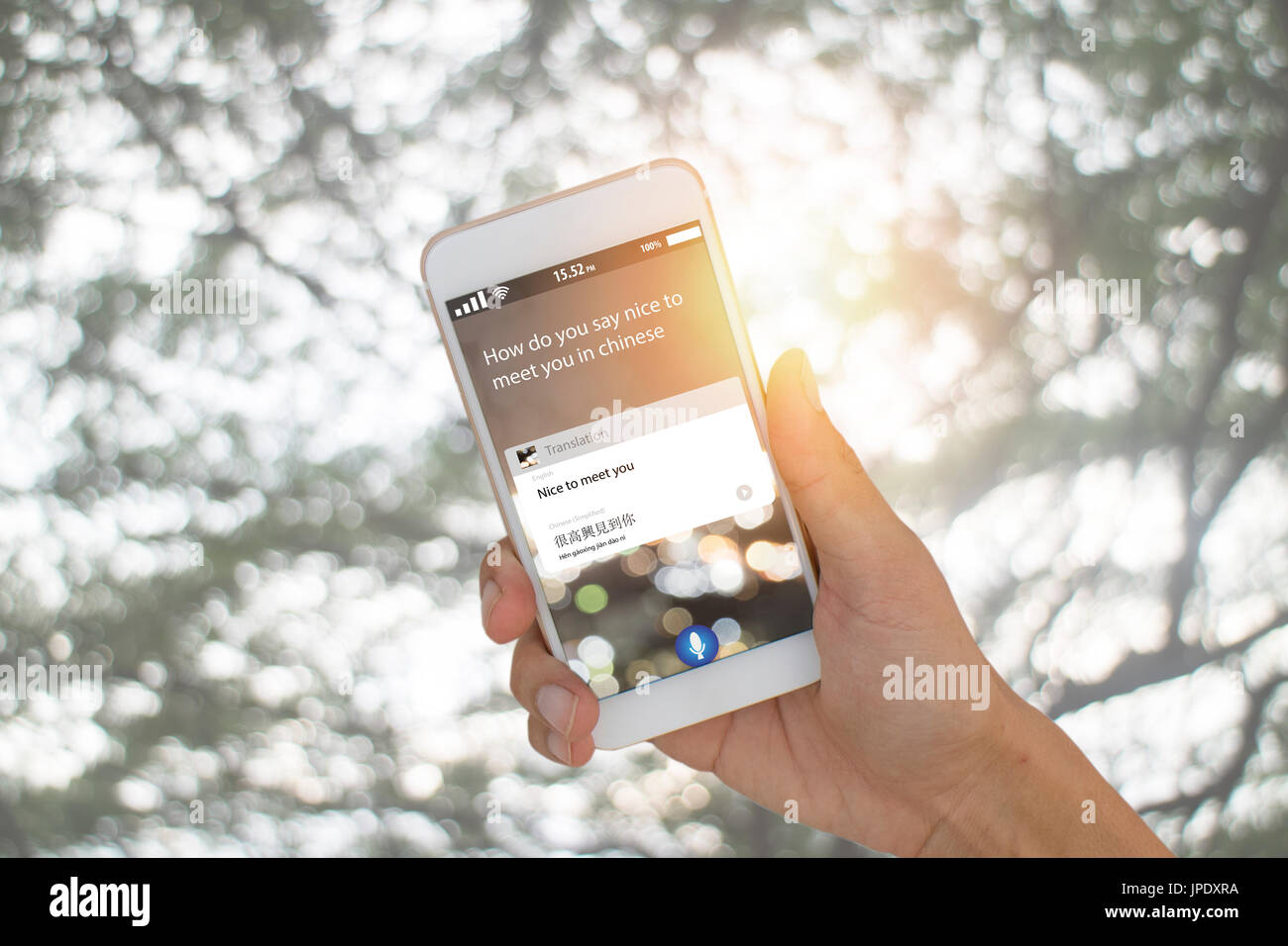 Iot, internet delle cose, la tecnologia di traduzione concetto, l'uomo con smart phone e usare il comando vocale per tradurre il significato bello incontrarvi da Foto Stock