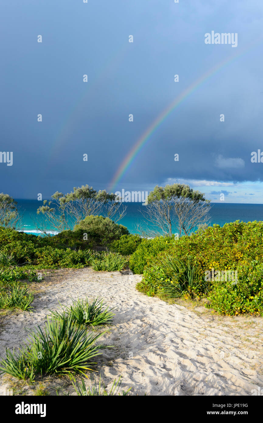 Rainbow e tempestoso cieli di Seven Mile Beach, Forster, Nuovo Galles del Sud, NSW, Australia Foto Stock