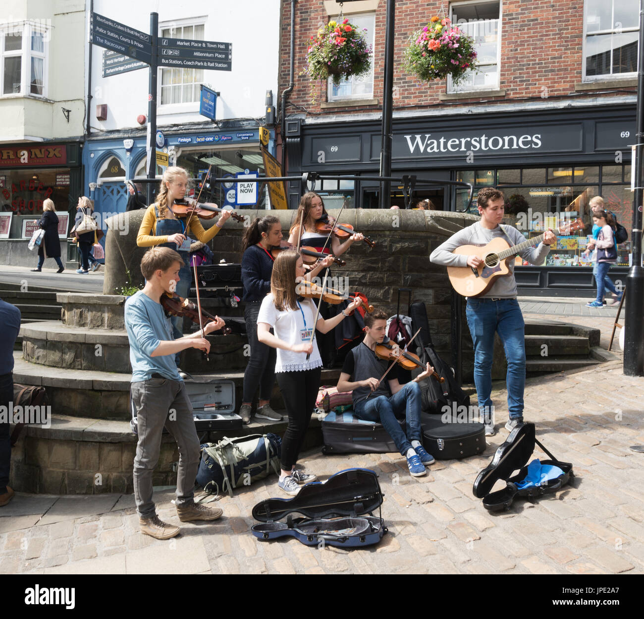 Giovani musicisti folk giocare a Durham Partito Popolare, Durham City, North East England, Regno Unito Foto Stock