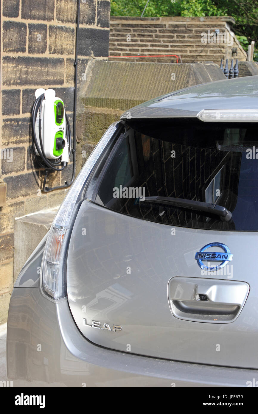 Tutti electric Nissan Leaf auto e stazione di carica al di fuori di casa privata. Foto Stock