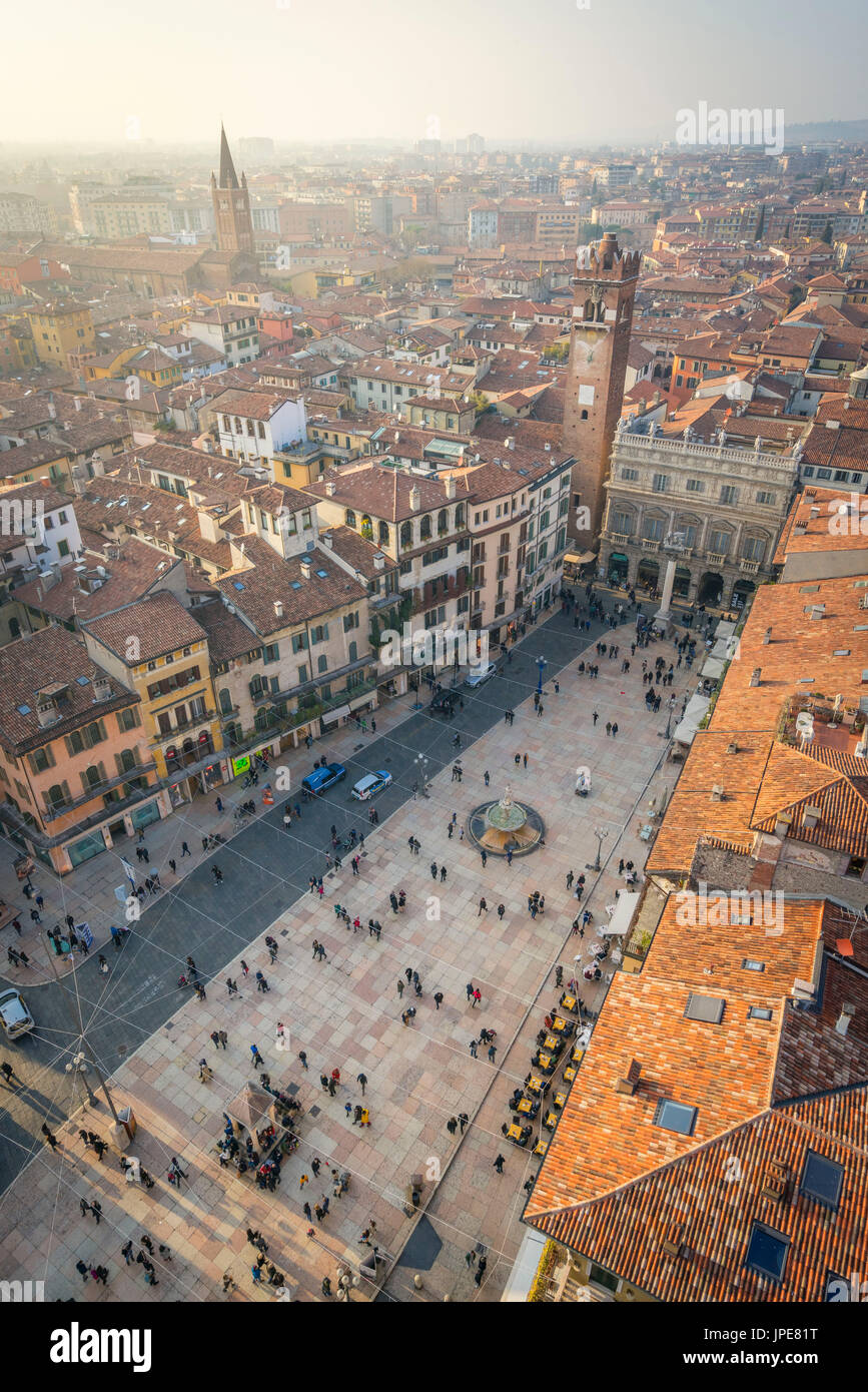 Verona, Veneto, Italia. La veduta di Piazza delle Erbe vista dalla Torre dei Lamberti. Foto Stock