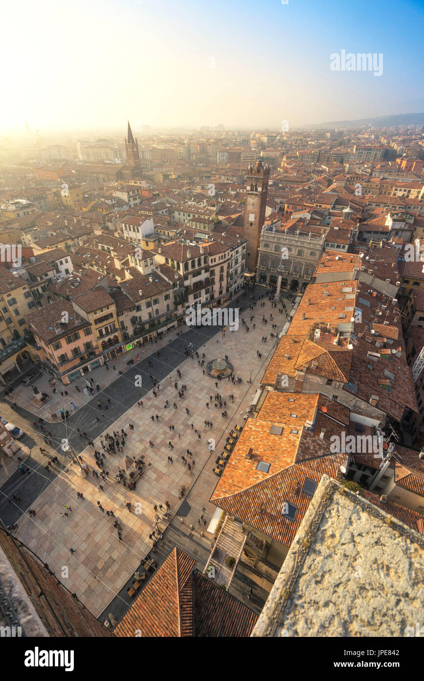 Verona, Veneto, Italia. La veduta di Piazza delle Erbe vista dalla Torre dei Lamberti. Foto Stock