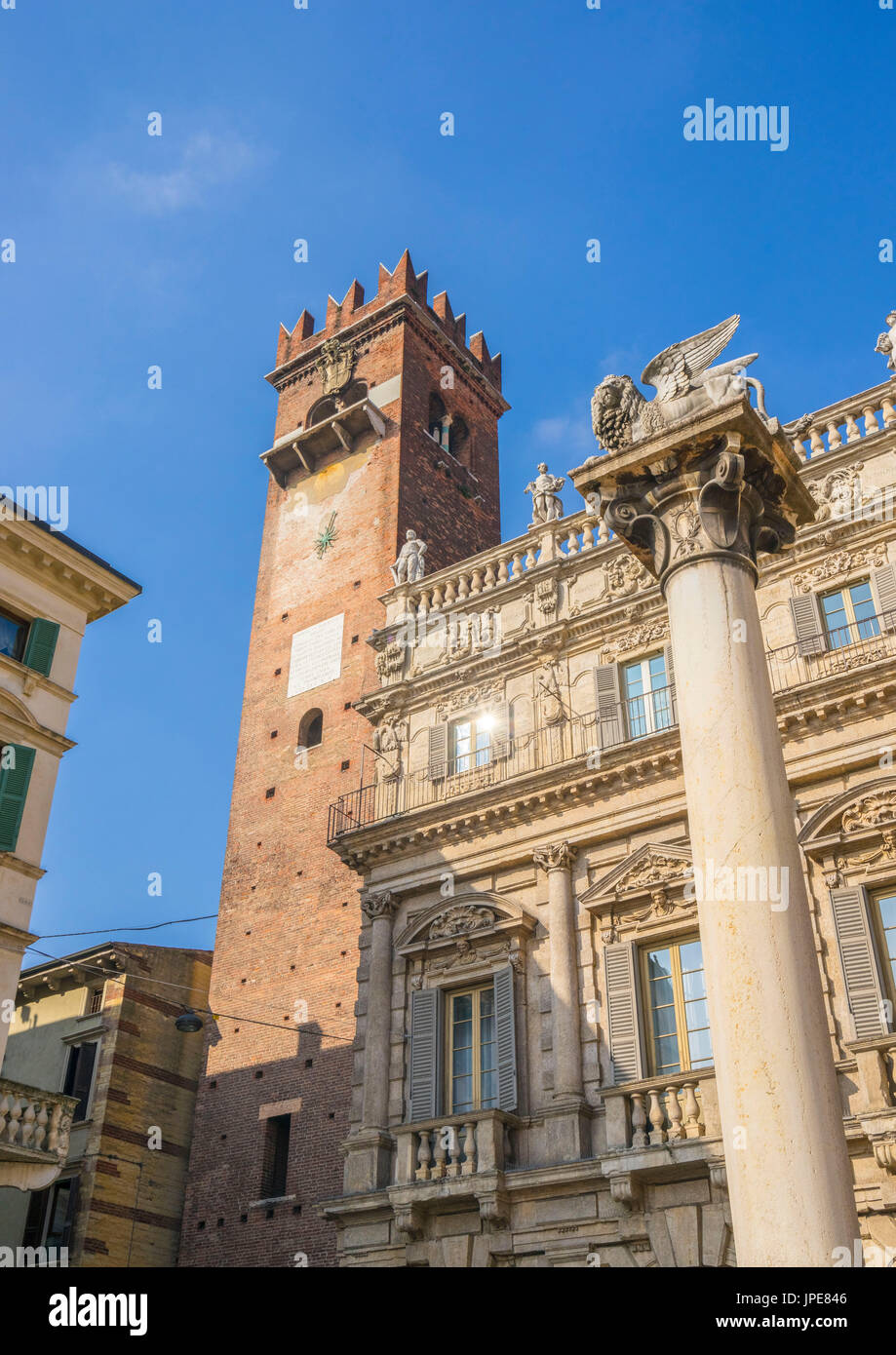 Verona, Veneto, Italia. Piazza delle Erbe con il hystoric LEONE DI VENEZIA Foto Stock