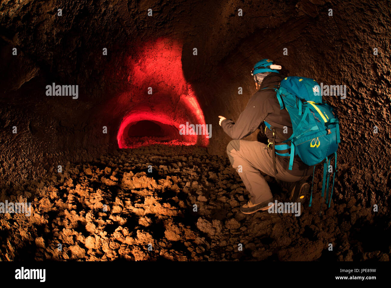 Il vulcano Etna, Catania, Sicilia, Italia. L'uomo ad esplorare un sotterraneo grotta lavica dell'Etna Foto Stock