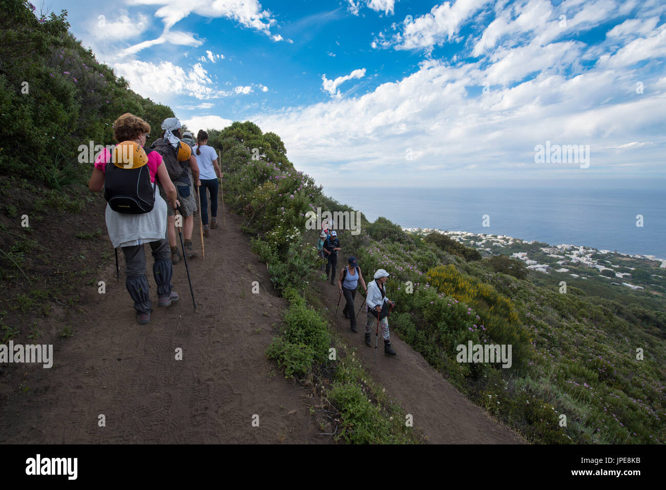 Il trekking per la cima del vulcano Stromboli, Messina, Sicilia, Italia. Si tratta di un lungo e difficile sentiero raggiunge la cima del vulcano. Foto Stock