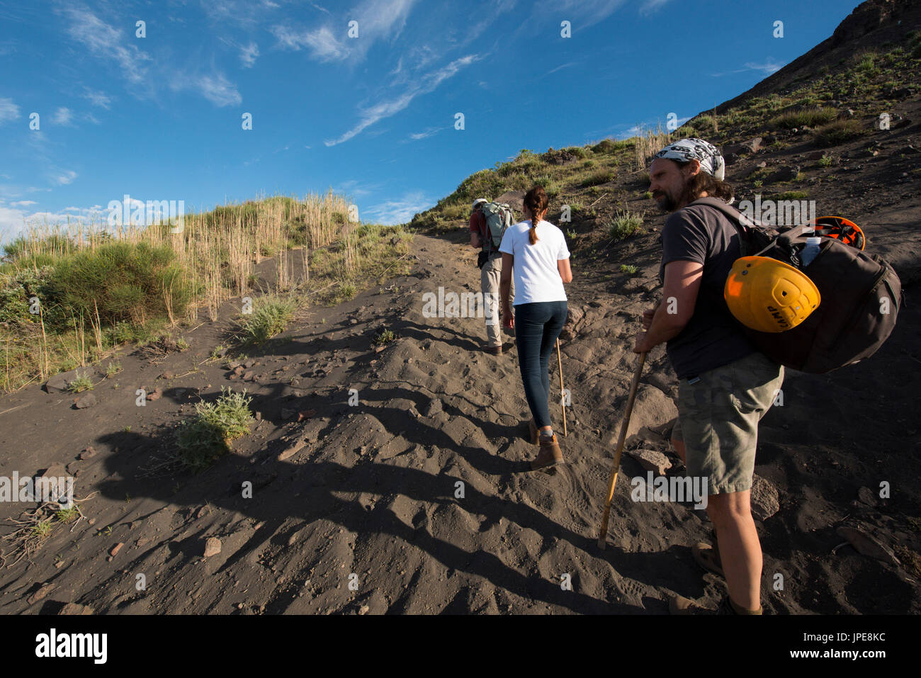 Il trekking per la cima del vulcano Stromboli, Messina, Sicilia, Italia. Si tratta di un lungo e difficile sentiero raggiunge la cima del vulcano. Foto Stock