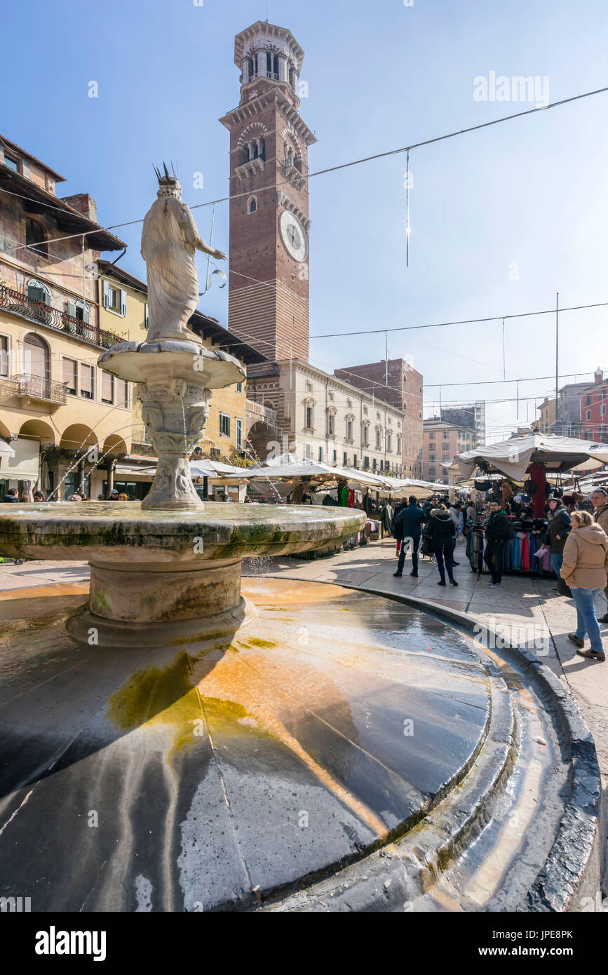 Verona, Veneto, Italia. Piazza delle Erbe Foto Stock