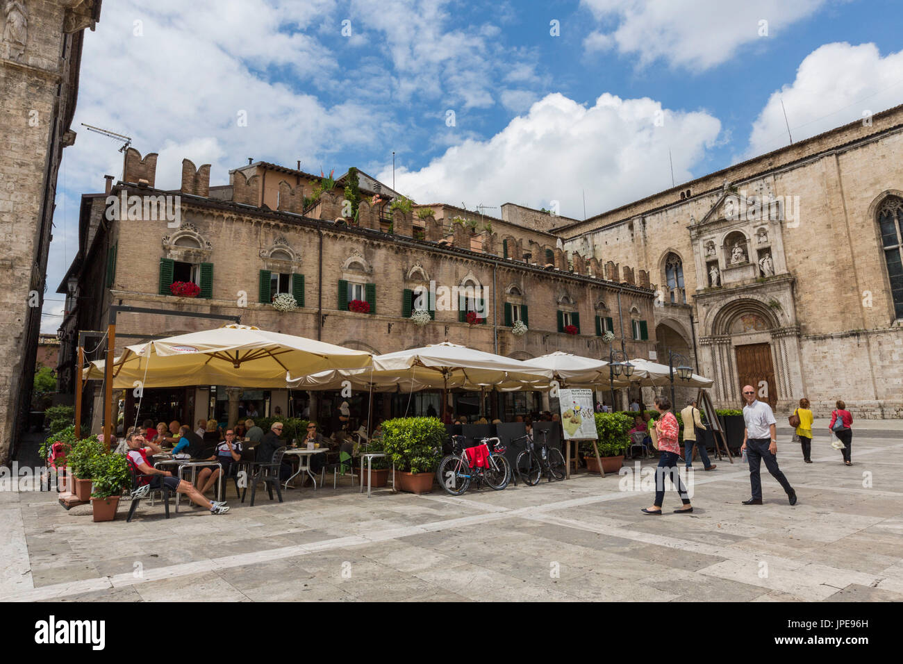 I turisti a piedi nel centro storico circondato da edifici antichi Ascoli Piceno Marche Italia Europa Foto Stock