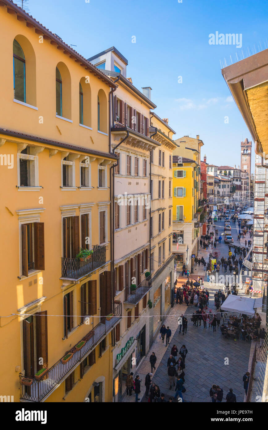 Verona, Veneto, Italia. Via Cappello sullo sfondo Piazza delle Erbe Foto Stock