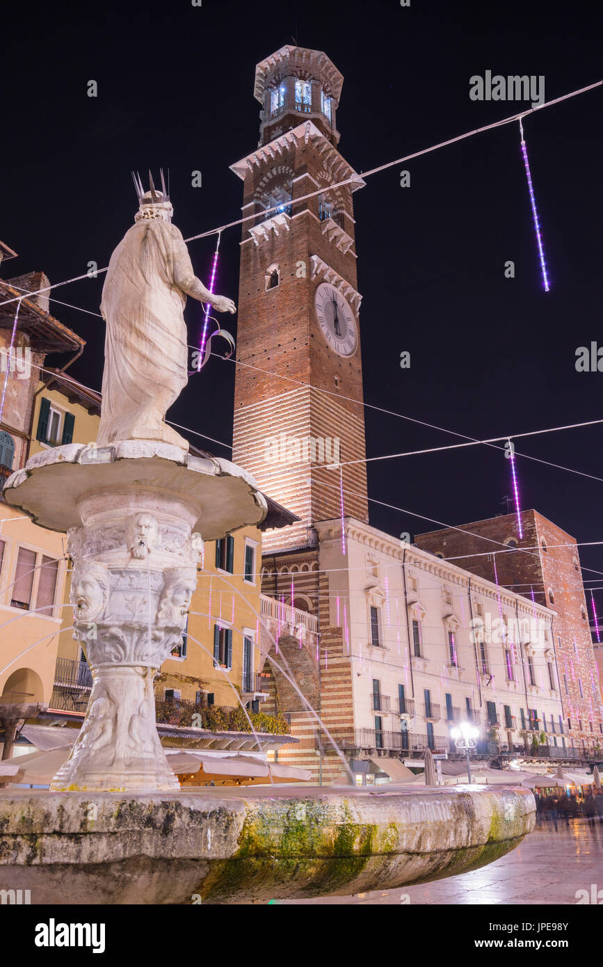 Verona, Veneto, Italia. Piazza delle Erbe con la Torre dei Lamberti di lo sfondo di notte Foto Stock