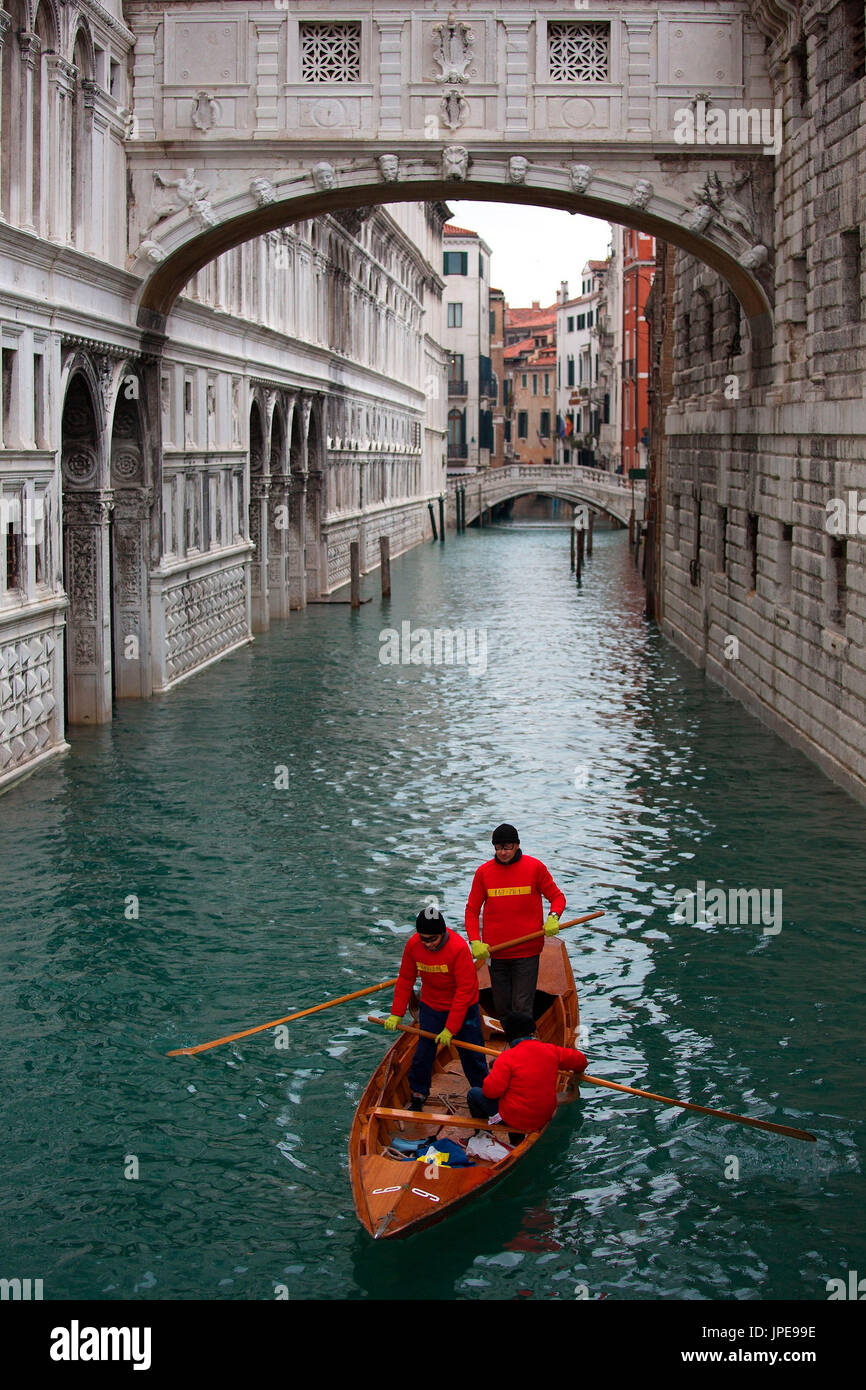 Ragazzi in maschera attraversando il ponte dei sospiri canoa, durante il carnevale di Venezia,Venezia Distretto,Italia Foto Stock