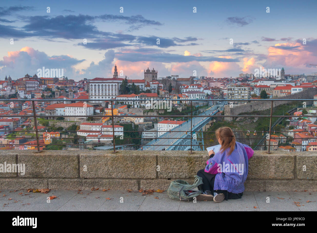 Una donna di disegno al tramonto nel porto. La città di Oporto, Distretto di Porto, Portogallo, Europa Foto Stock