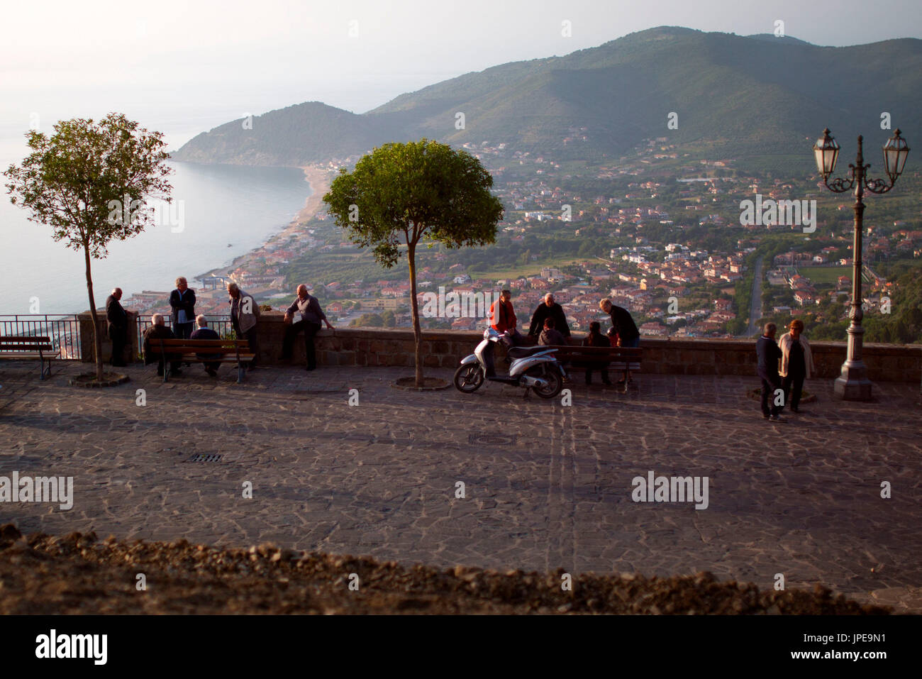 L'Italia,Cilento, Salerno district . Vista della Basilica di Santa Maria di Castellabate Foto Stock