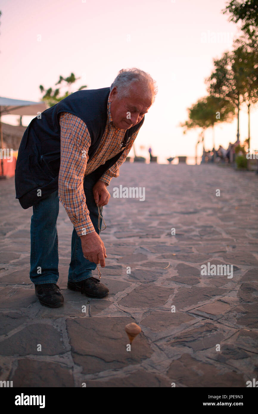 Europa,l'Italia,Cilento, Salerno district .Senior giocando Foto Stock
